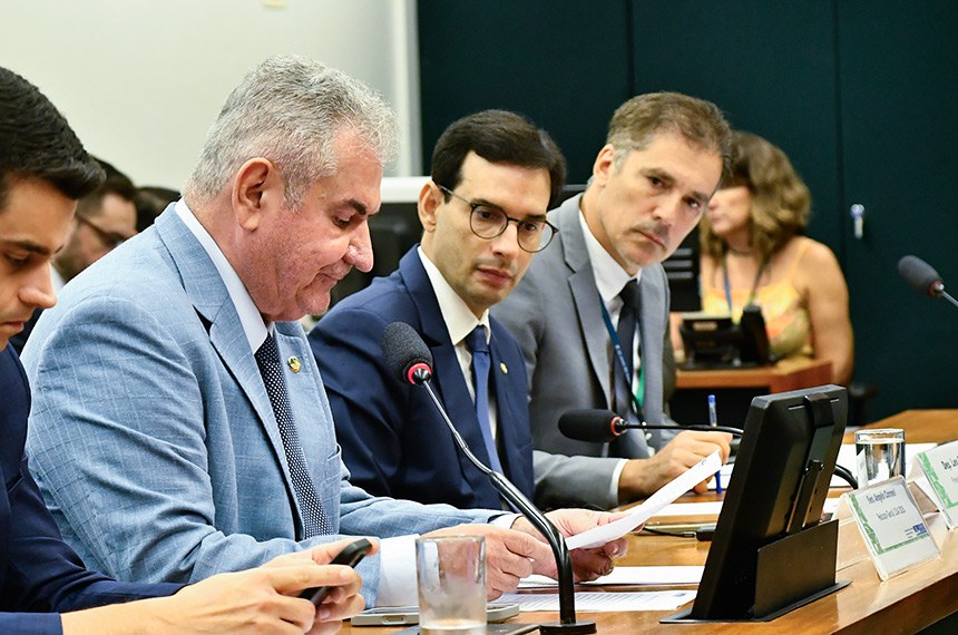 Mesa: 
relator-geral LOA 2025, senador Angelo Coronel (PSD-BA);
presidente em exercício da CMO, deputado Leo Prates (PDT-BA);  
secretário da comissão, Walbinson Tavares de Araújo.