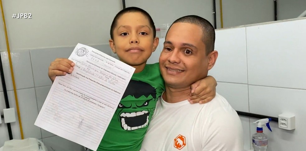 Pai ganha olho de vidro após pedido emocionante do filho na campanha “Papai Noel dos Correios” — Foto: Reprodução/TV Cabo Branco