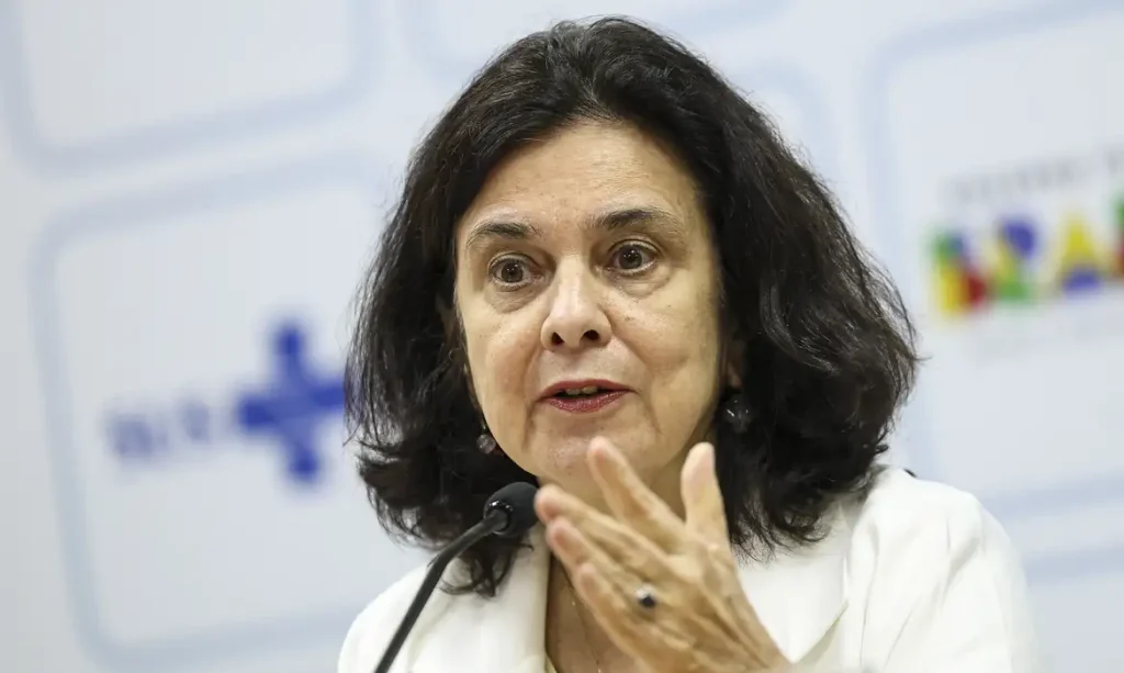 Brasília (DF), 06/12/2024 - A ministra da Saúde, Nísia Trindade, durante cerimônia para o lançamento do Protocolo Clínico e Diretrizes Terapêuticas (PCDT) para o câncer de mama e a inclusão da videolaparoscopia para oncologia no SUS. Foto: Marcelo Camargo/Agência Brasil