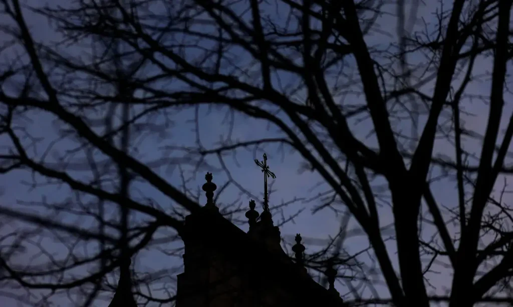 Cruz no topo de igreja em Lisboa