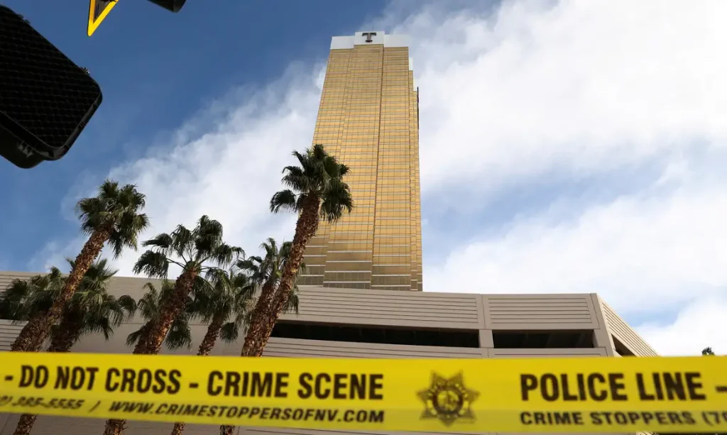 Trump Tower é vista atrás de uma fita amarela, depois que um Tesla Cybertruck pegou fogo na entrada do prédio em Las Vegas
01/01/2025
REUTERS/Ronda Churchill
