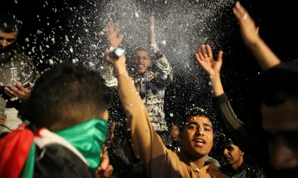 Palestinians react to news on a ceasefire deal with Israel, in Khan Younis in the southern Gaza Strip, January 15, 2025. Reuters/Hatem Khaled/Proibida reprodução