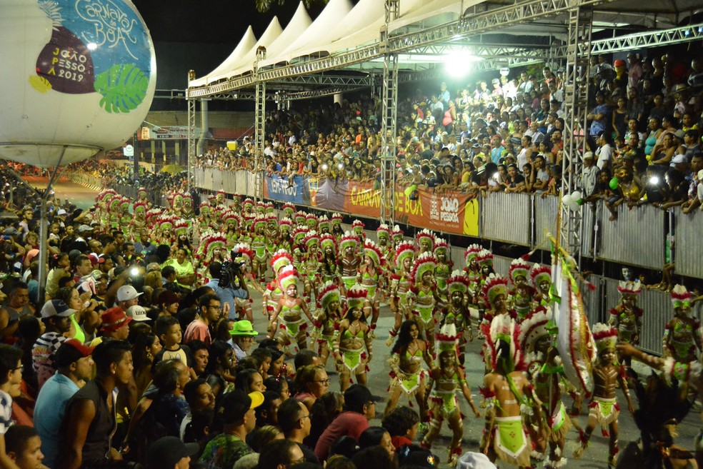 Tribos Indígenas, Orquestras de Frevo e Escolas de Samba desfilaram na av. Duarte da Silveira em João Pessoa no Carnaval Tradição 2019  — Foto: Gilberto Firmino/Secom-JP