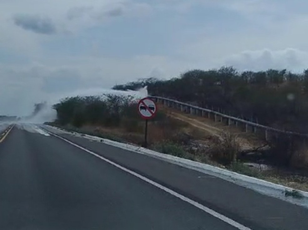 Água jorra sobre a BR-304 em Angicos, RN — Foto: Reprodução