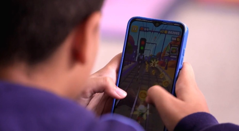 Aluno usando o celular para jogar em sala de aula. — Foto: TV Globo/Reprodução/ARQUIVO