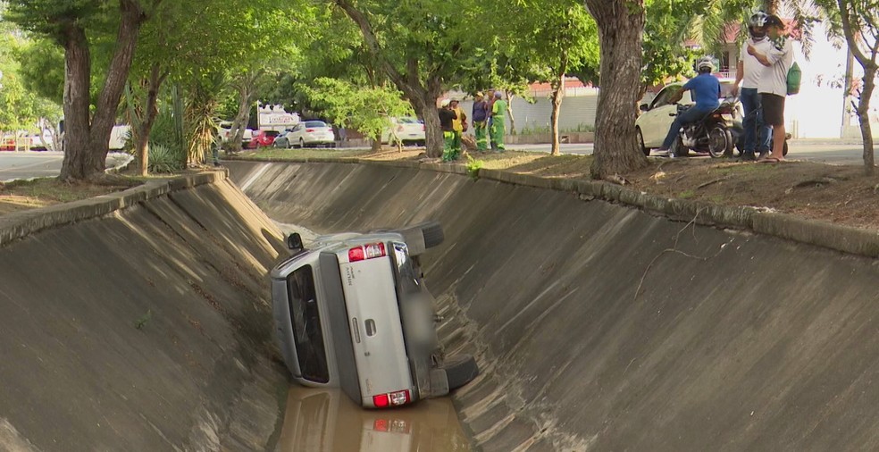 Idoso reage a tentativa de assalto e cai com carro dentro de canal, em Campina Grande — Foto: Reprodução/TV Paraíba