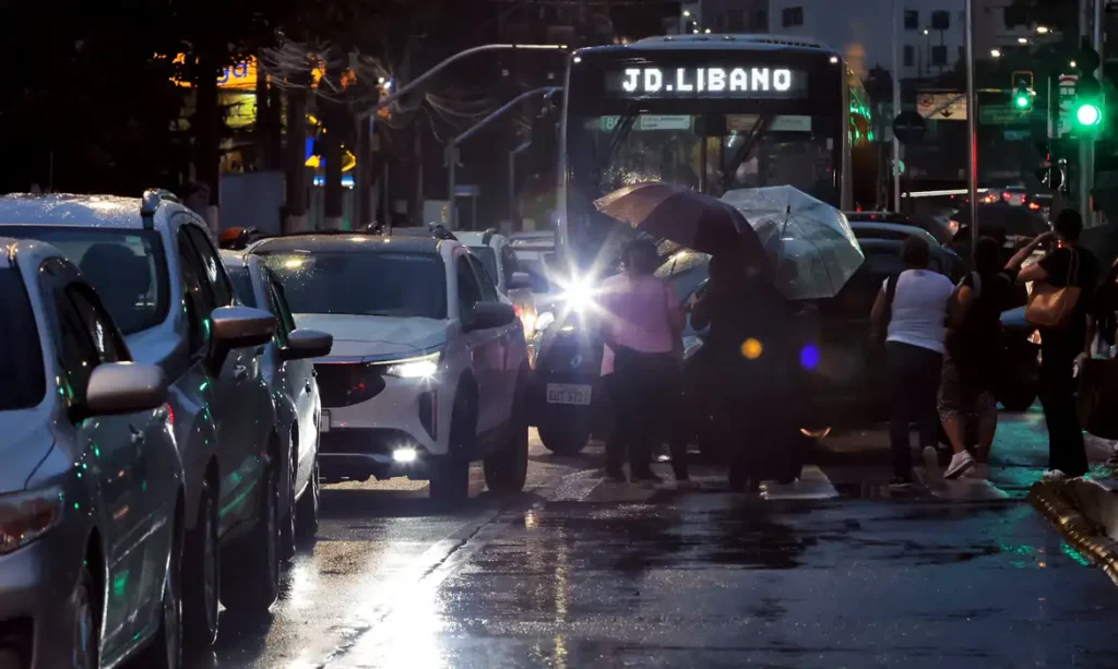 São Paulo (SP) 24/01/2025 - Forte chuva causa alagamentos e congestiona o trânsito e pontos de ônibus ficam lotados na Avenida Matarazzo em São Paulo.  Foto Paulo Pinto/Agencia Brasil