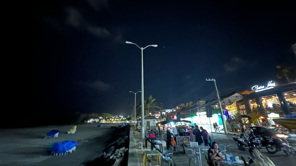 Calcação de Ponta Negra às escuras, em Natal — Foto: Kleber Teixeira/Inter TV Cabugi