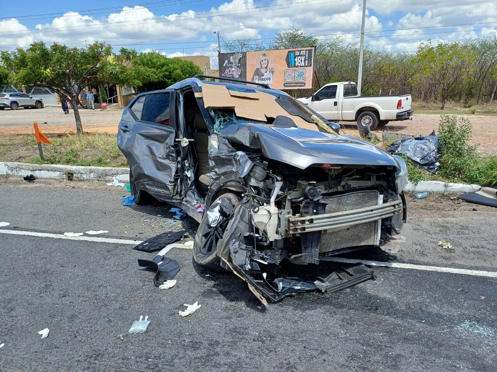 Três pessoas que estavam na caminhonete ficaram feridas — Foto: PRF/Cedida