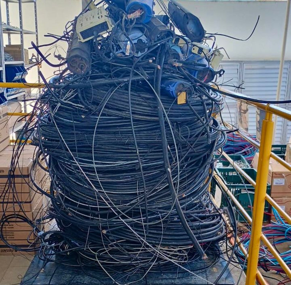 Operação retira 15 toneladas de cabos irregulares de telecomunicações dos postes no RN — Foto: Divulgação / Neoenergia Cosern