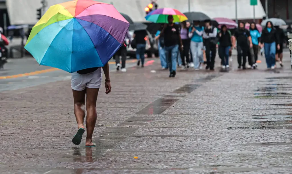 São Paulo (SP), 30/01/2025 - Chuva leve no final da tarde no Vale do Anhangabaú, centro de São Paulo. Foto: Paulo Pinto/Agência Brasil