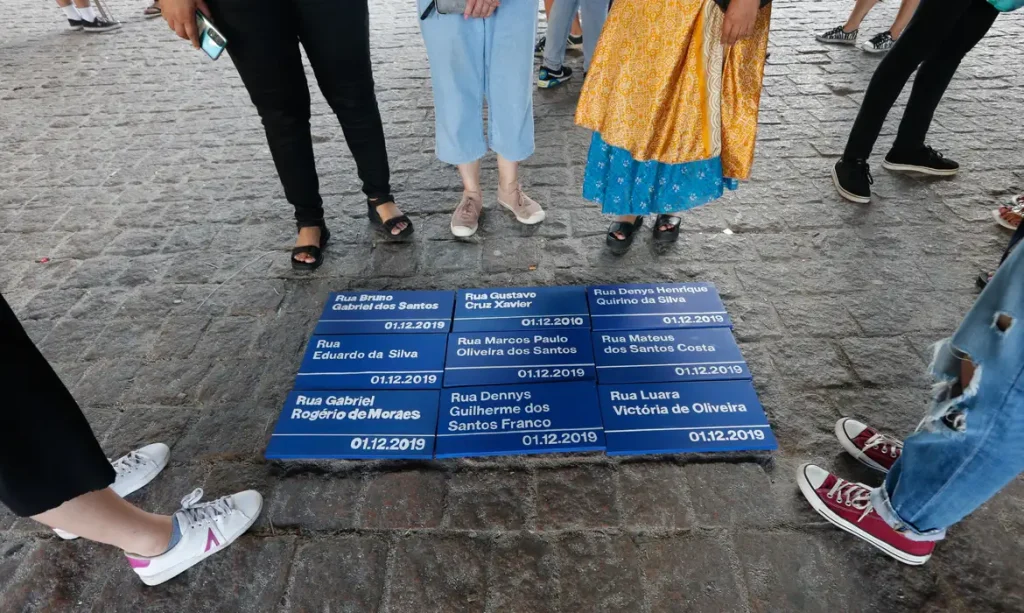 São Paulo SP 01/12//2023 - Familiares de mortos na chacina de Paraisópolis fazem ato na Avenida Paulista, em frente ao Masp. Foto Paulo Pinto/Agência Brasil