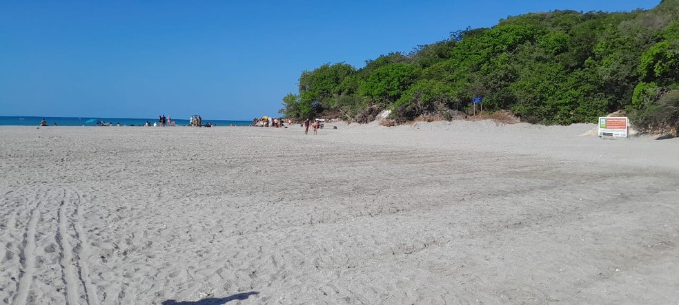 Engora da praia de Ponta Negra próximo ao Morro do Careca — Foto: Thiago César/Inter TV Cabugi