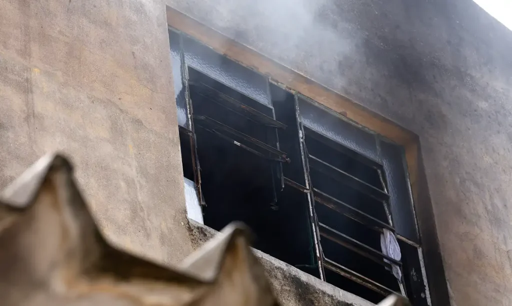 Rio de Janeiro (RJ), 12/02/2025 - Incêndio atinge a fábrica de roupas Maximus Confecções, no bairro de Ramos, na zona norte do Rio de Janeiro. A instalação produz fantasias para o carnaval carioca. Foto: Tânia Rêgo/Agência Brasil