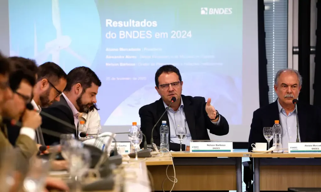 Rio de Janeiro (RJ), 25/02/2025 - O diretor de Planejamento e Relações Institucionais, Nelson Barbosa, fala durante coletiva em que o Banco Nacional de Desenvolvimento Econômico e Social (BNDES) divulga o resultado financeiro e o desempenho operacional do ano de 2024 , na sede da instituição, no centro da cidade  Foto: Tânia Rêgo/Agência Brasil