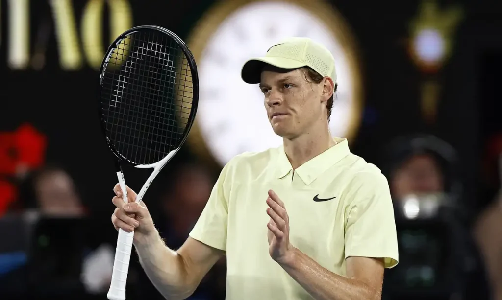 Jannik Sinner após vencer australiano Alex de Minaur nas quartas de final do Aberto da Austrália
22/01/2025 REUTERS/Tingshu Wang