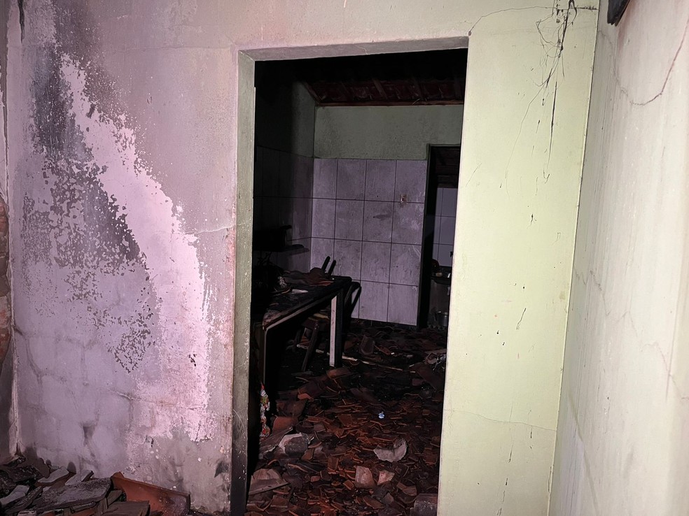 Homem incendeia casa da companheira em Queimadas, PB; suspeito fugiu após o crime — Foto: Lídice Pegado/TV Paraíba