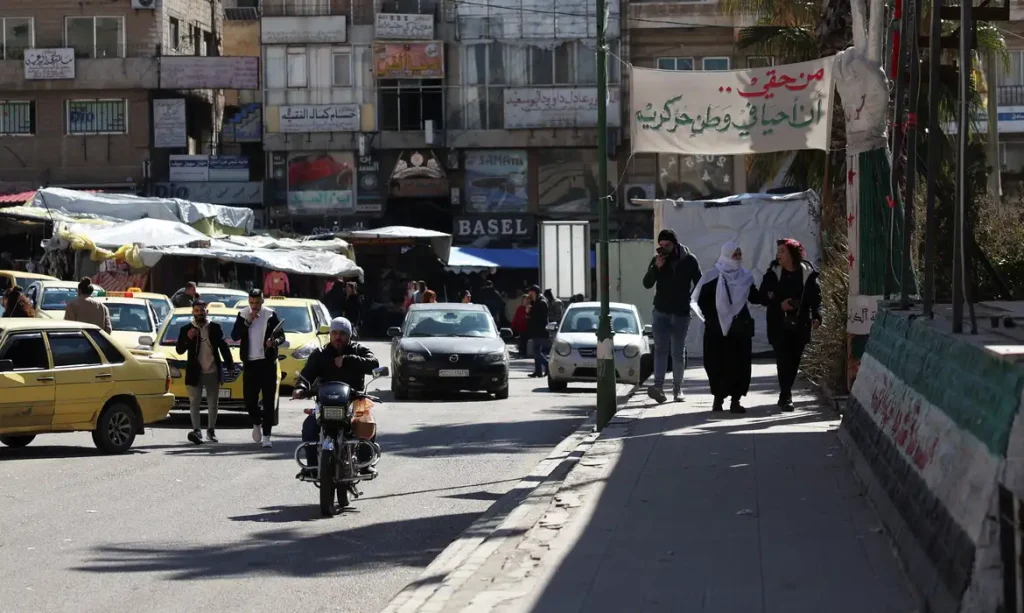 Carros circulam e pessoas caminham por uma rua em Sweida, Síria
25/02/2025
REUTERS/Yamam al Shaar