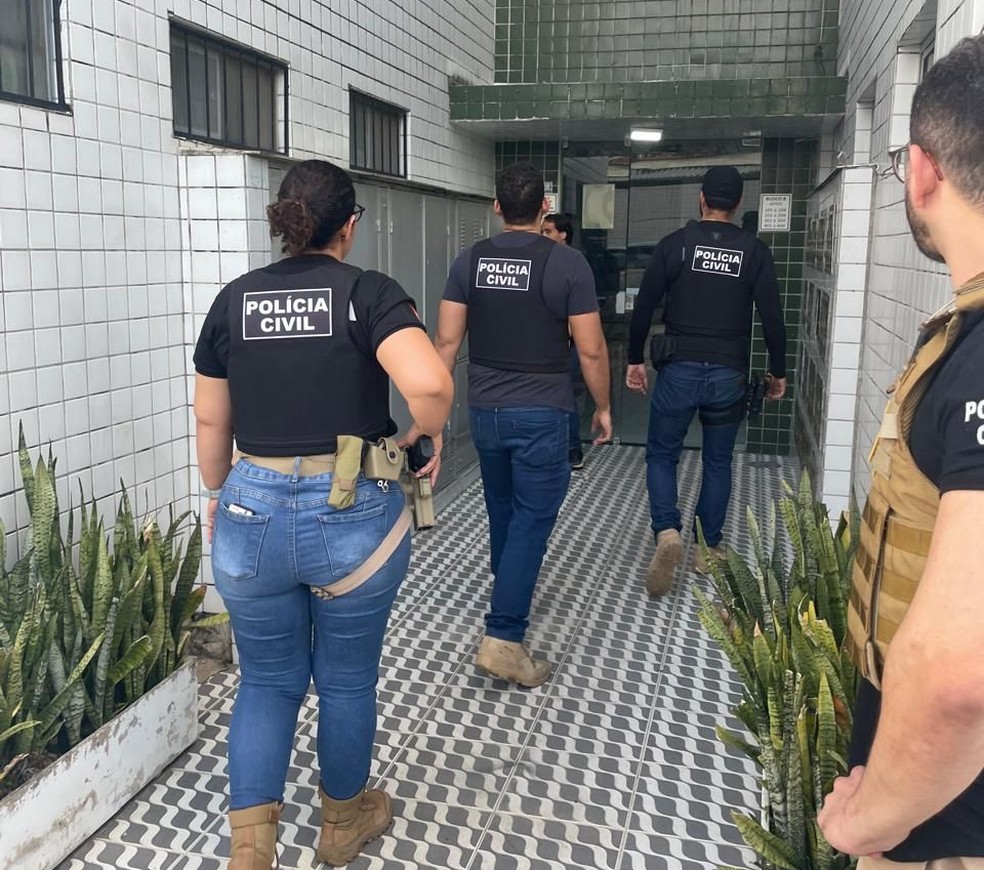 Polícia Civil realizou mandado de busca em apreensão em Paratibe, por suspeita de armazenamento de pornografia infantil — Foto: Reprodução/TV Cabo Branco