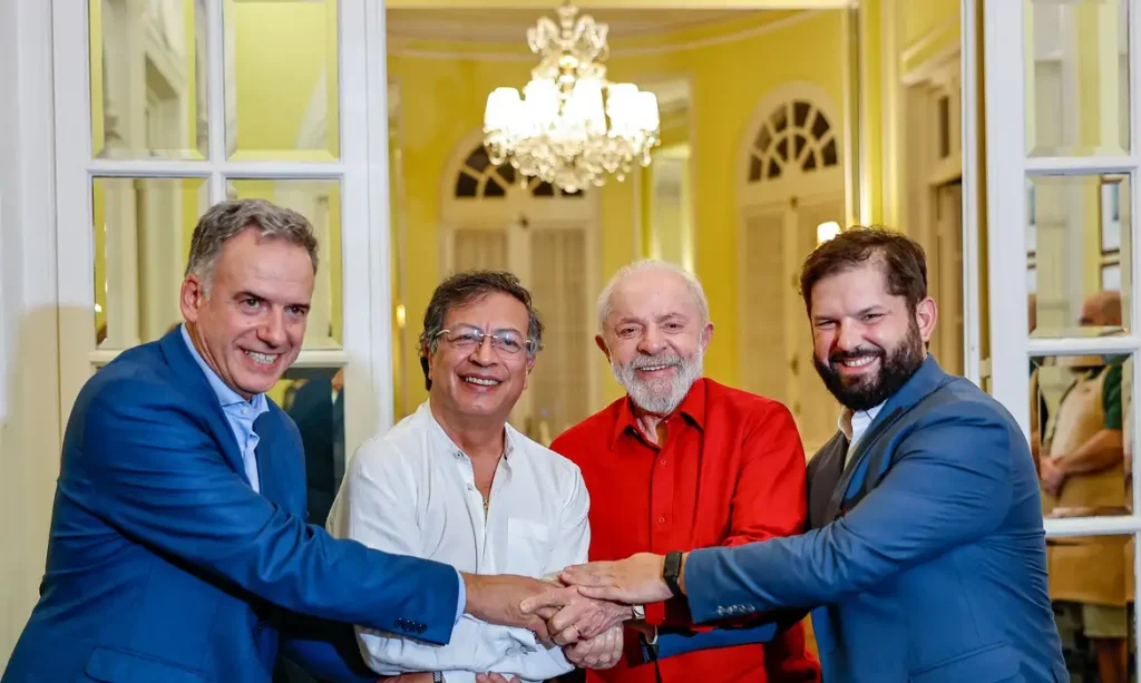 Presidente da República, Luiz Inácio Lula da Silva, é recepcionado pelo novo Presidente da República Oriental do Uruguai, Yamandú Orsi, o Presidente da República do Chile, Gabriel Boric, e o Presidente da República da Colômbia, Gustavo Petro. Montevidéu - Uruguai. 

Foto: Ricardo Stuckert / PR