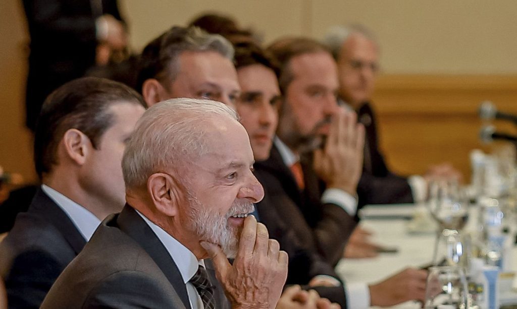 Presidente da República, Luiz Inácio Lula da Silva, durante reunião com integrantes da Associação Brasileira das Indústrias Exportadoras de Carnes (ABIEC).
Hotel Imperial - Japão

Foto: Ricardo Stuckert / PR