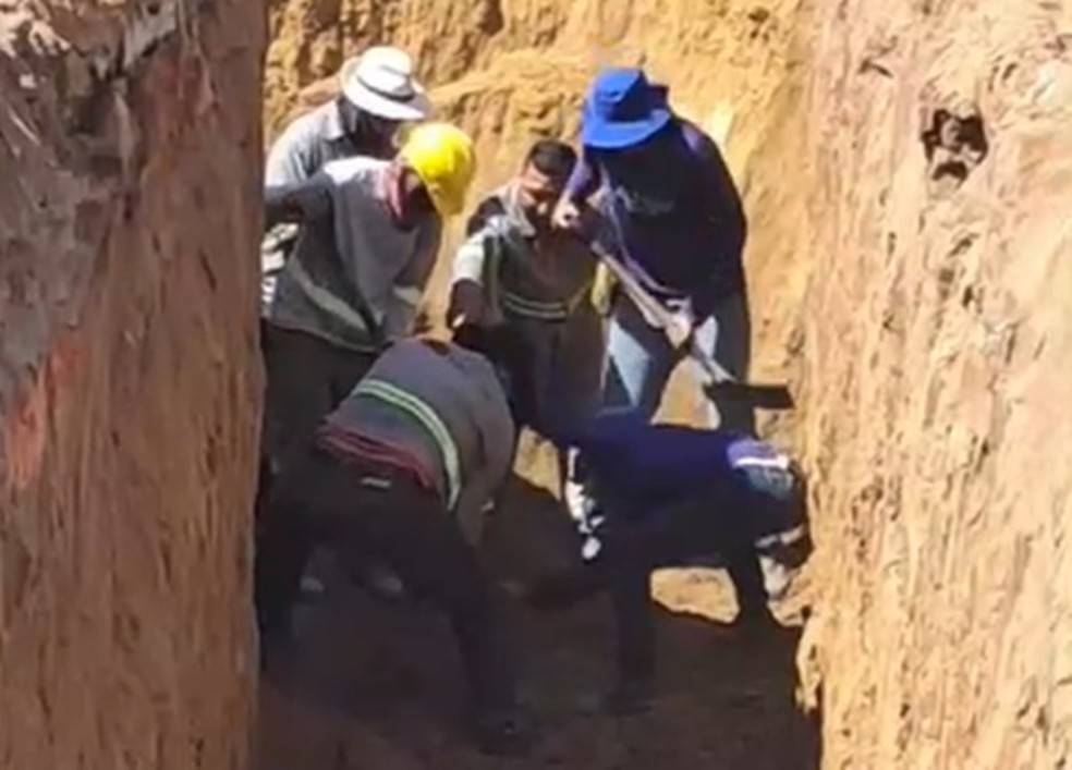 Trabalhadores cavam terra para resgatar colega soterrado em obra de João Pessoa — Foto: TV Cabo Branco/Reprodução