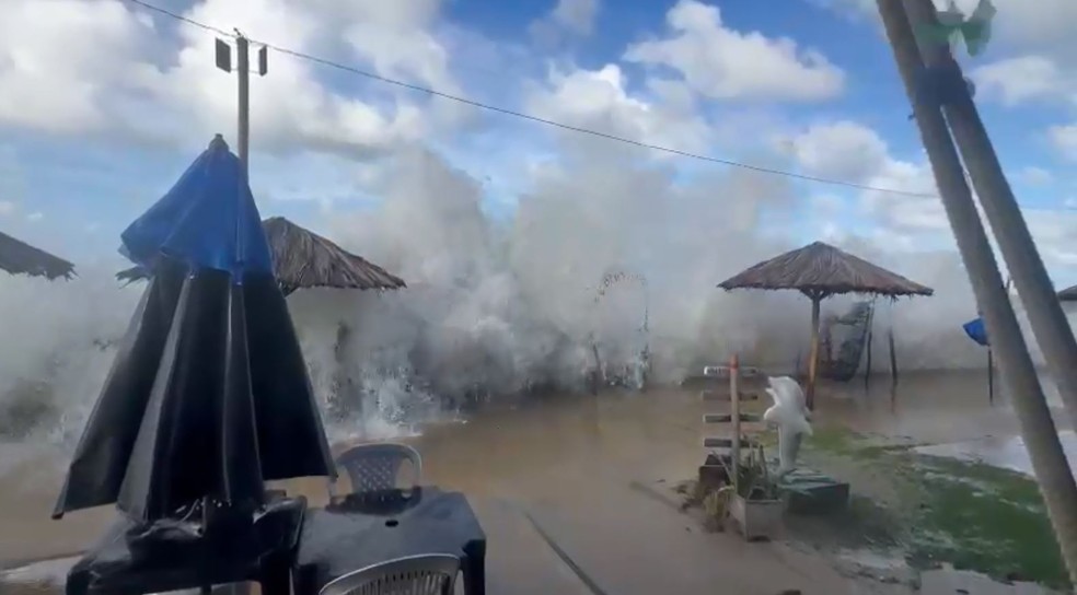 Água invadiu barraca em Muriu, no ltoral do Rio Grande do Norte — Foto: Cedida