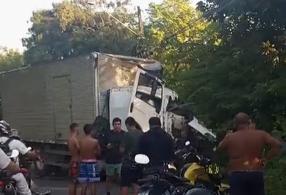 Caminhões bateram na ladeira do Cuiá — Foto: TV Cabo Branco/Reprodução