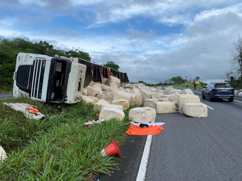 Caminhão tombou na BR-230 e fardos de algodão ficou espalhado na pista — Foto: Geraldo Jerônimo/TV Paraíba