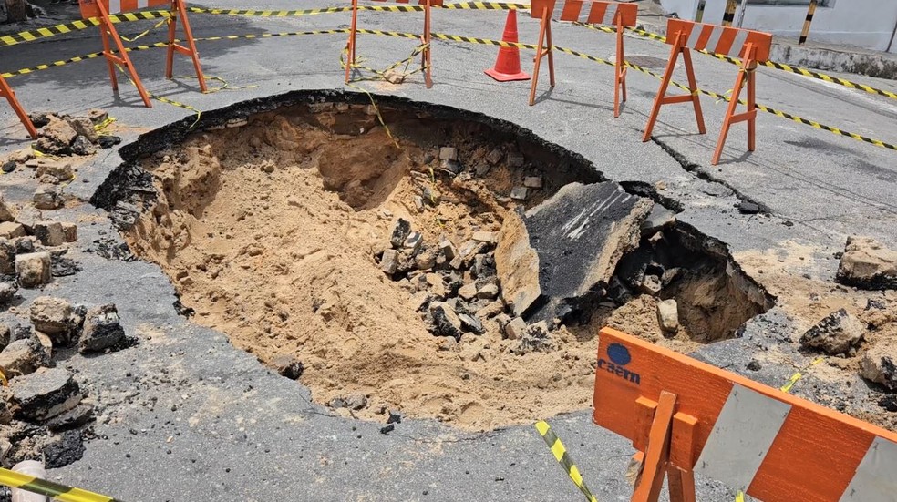 Cratera abriu no bairro Rocas, em Natal — Foto: Brunno Rocha/Inter TV Cabugi