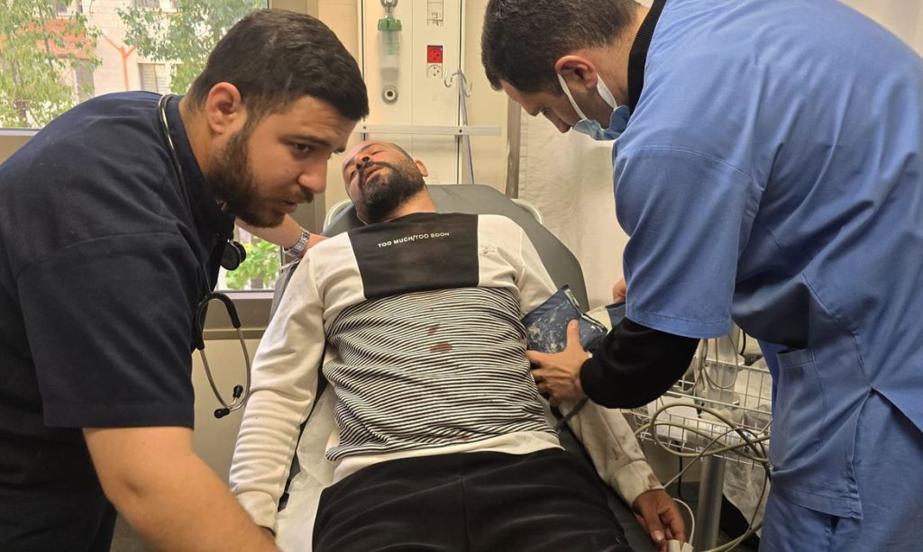 Palestina, 25/03/2025 - O cineasta palestino Hamdan Ballal hospitalizado após ser agredido. Foto: @basel_adra/X