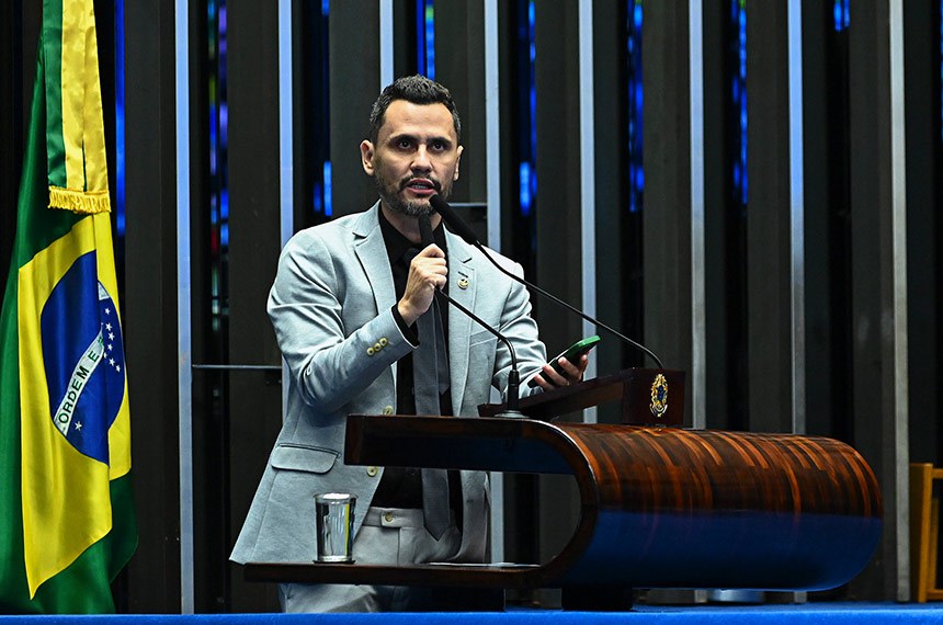 À tribuna, em discurso, senador Cleitinho (Republicanos-MG).