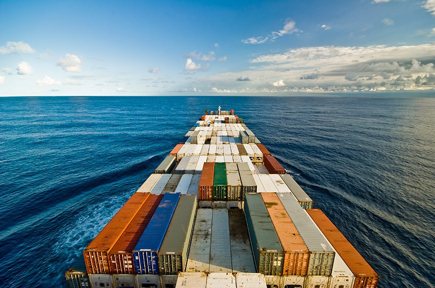 Na foto: navio de carga, importação e exportação, leva contêineres.