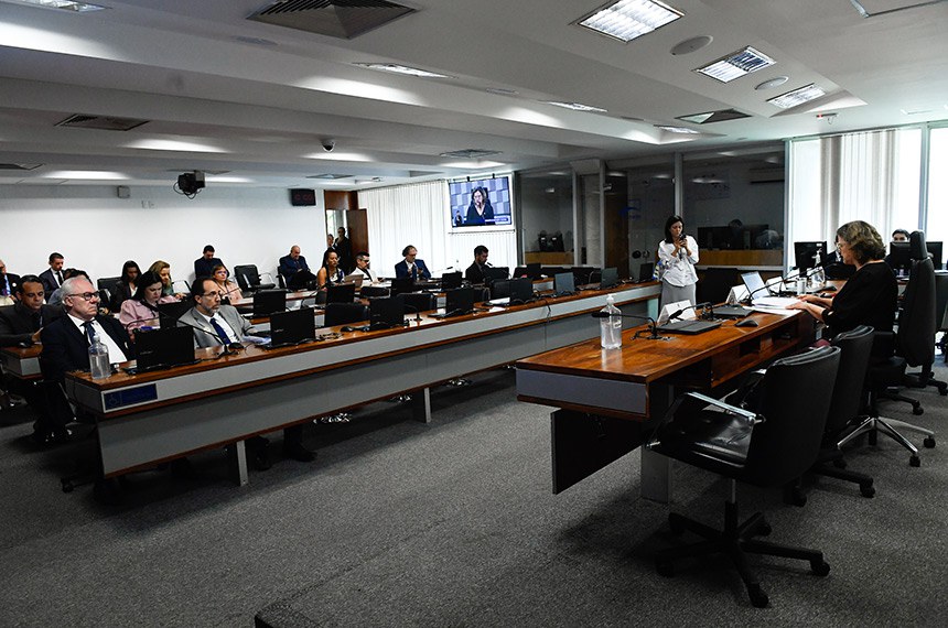 Mesa: 
presidente eventual da CE, senadora Teresa Leitão (PT-PE).