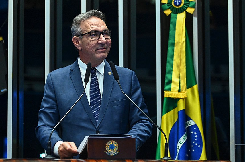 Em discurso, à tribuna, senador Lucas Barreto (PSD-AP).