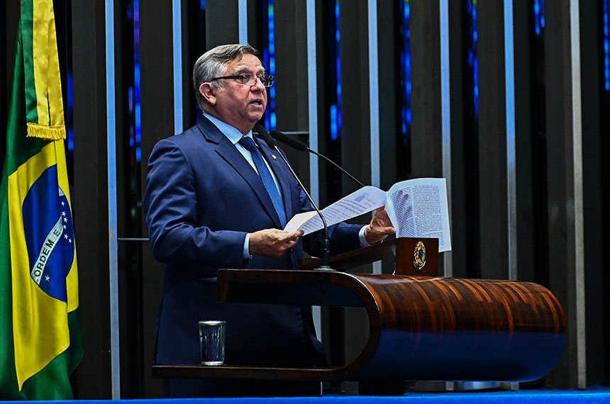 À tribuna, em discurso, senador Izalci Lucas (PL-DF).