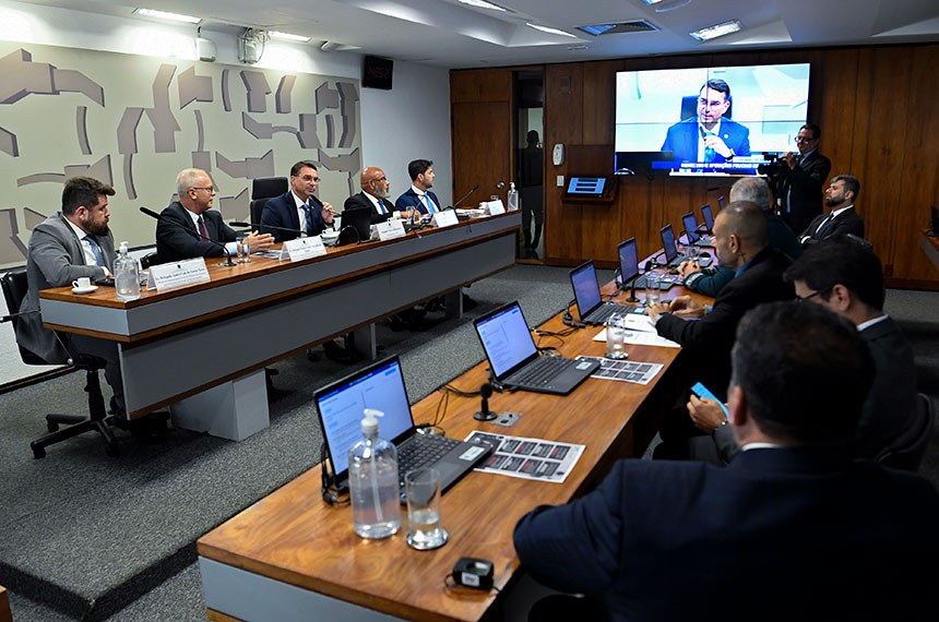 Mesa: 
diretor do Departamento-Geral de Polícia Especializada da Polícia Civil do Estado do Rio de Janeiro, delegado André Luiz de Souza Neves; 
secretário de Estado de Segurança Pública do Rio de Janeiro, delegado Victor César Carvalho dos Santos; 
presidente da CSP, senador Flávio Bolsonaro (PL-RJ) - em pronunciamento; 
diretor-presidente da Logística Brasil, André de Seixas; 
presidente do Sindicato das Empresas do Transporte Rodoviário de Cargas e Logística do Rio de Janeiro (Sindicarga), Filipe da Costa Coelho.