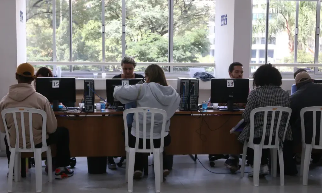 São Paulo (SP), 01/08/2023 - Atendimento de pessoas desempregadas a procura de uma vaga durante o Mutirão Nacional do Emprego da UGT, uma parceria com o Ministério do Trabalho e Emprego, Governo do Estado de São Paulo, prefeitura e sindicatos filiados à União Geral dos Trabalhadores - UGT, na sede do sindicato dos Comerciários, região central da capital paulista. Foto: Rovena Rosa/Agência Brasil