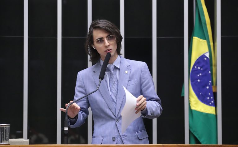 Deputado Amom Mandel fala ao microfone