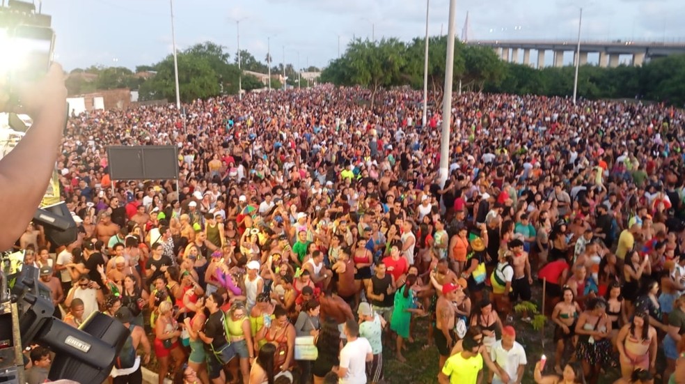 Multidão acompanha trio na Redinha, em Natal — Foto: Magnus Nascimento/Prefeitura de Natal