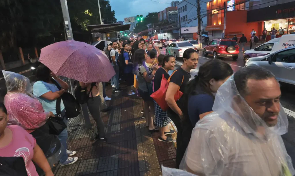 São Paulo (SP) 24/01/2025 - Forte chuva causa alagamentos e congestiona o trânsito e pontos de ônibus ficam lotados na Avenida Matarazzo em São Paulo.  Foto Paulo Pinto/Agencia Brasil