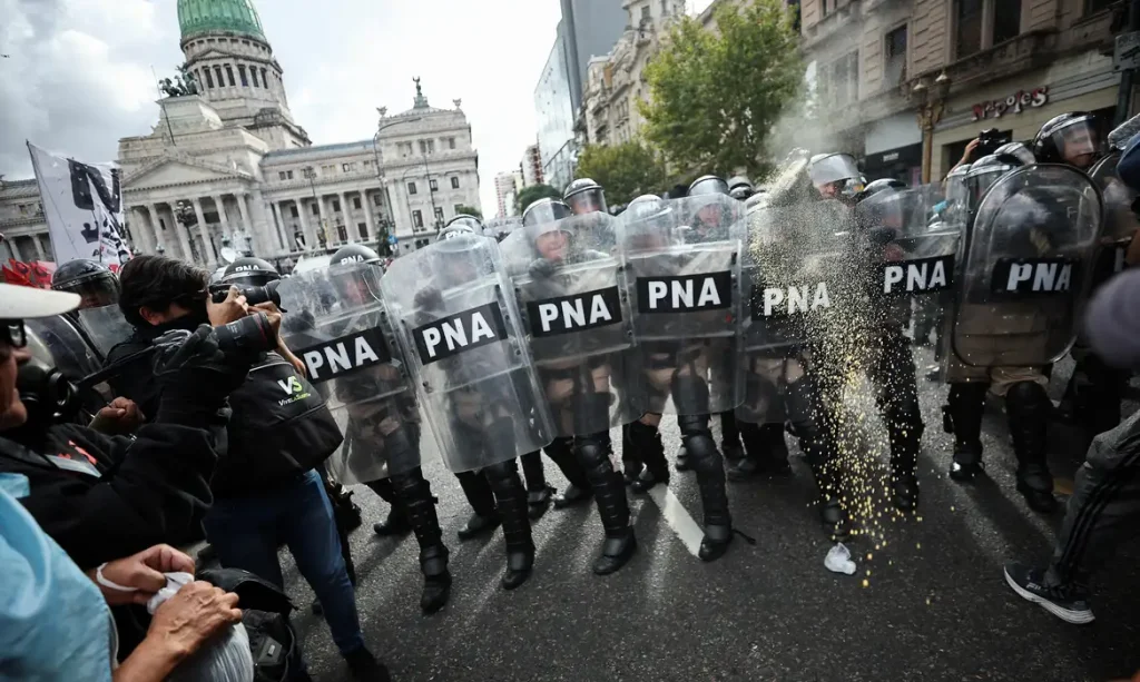 Membros das forças de segurança da Argentina atuam durante protesto no centro de Buenos Aires
12/03/2025
REUTERS/Agustin Marcarian