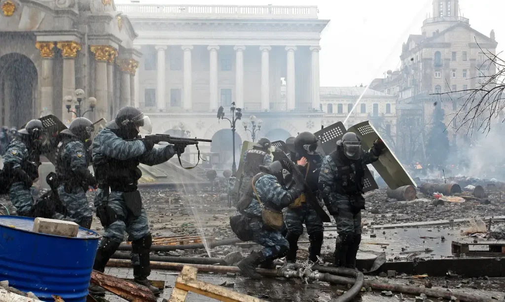 epa04088993  Riot police officers stand on Independence Square in downtown Kiev, Ukraine, 19 February 2014. Twenty-five people were killed and 351 injured during violent clashes on 18 February, the Health Ministry said, as on-going protests, which began in November after Ukrainian President Viktor Yanukovych backed away from a trade agreement with the EU in favour of a 15-billion-dollar loan from Russia, continued. European Union diplomats were rushing to draft sanctions against those responsible for fresh violence and excessive use of force in Ukraine on 19 February, a day before the bloc's foreign ministers are to attend an emergency meeting in Brussels. EU sanctions typically include travel bans, asset freezes and embargoes on goods such as weapons. There was speculation in Brussels that Ukrainian President Viktor Yanukovych will be among those targeted.  EPA/IGOR KOVALENKO