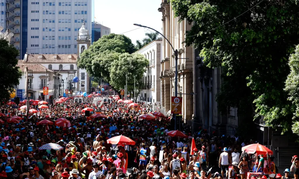 Rio de Janeiro (RJ), 01/03/2025 - Foliões se divertem no 106º desfile do Cordão da Bola Preta, no centro da cidade. Foto: Tânia Rêgo/Agência Brasil