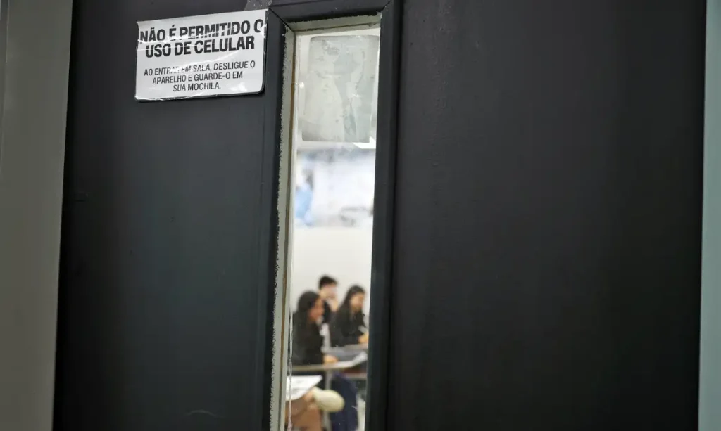 Brasília (DF), 24/10/2024 - Alunos do colégio Galois em sala de aula na preparação dos últimos dias antes da prova do Enem 2024.  Foto: José Cruz/Agência Brasil