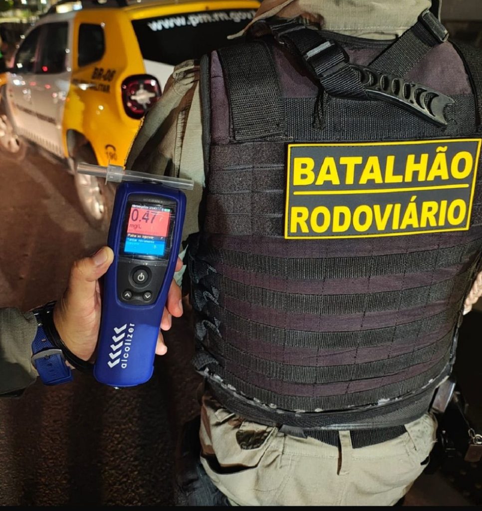 Registro de policiais militares em blitz da Lei Seca desta sexta-feia (18) na Grande Natal — Foto: Divulgação/CPRE