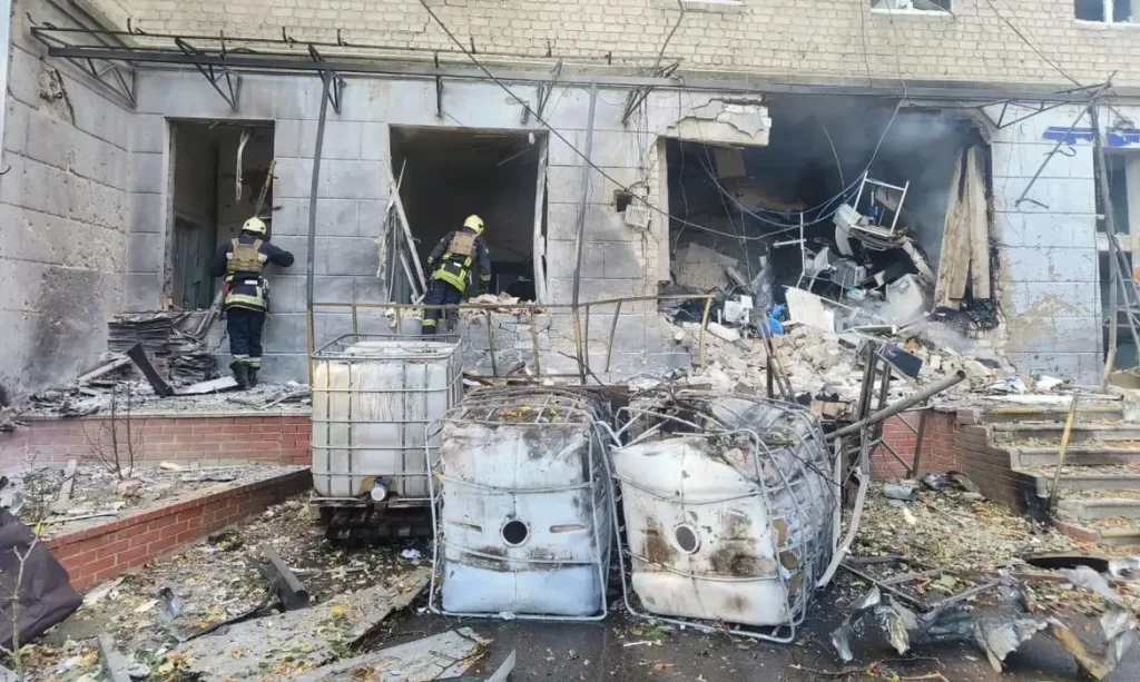 Hospital atingido por drone russo em Sumy, Ucrânia
28/09/2024
Serviço de Emergência da Ucrânia/Divulgação via Reuters