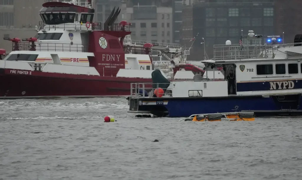 Emergency personnel work at the scene of a helicopter crash on the Hudson River near lower Manhattan in New York, as seen from Newport, New Jersey U.S., April 10, 2025.  Reuters/Eduardo Munoz/Proibida reprodução