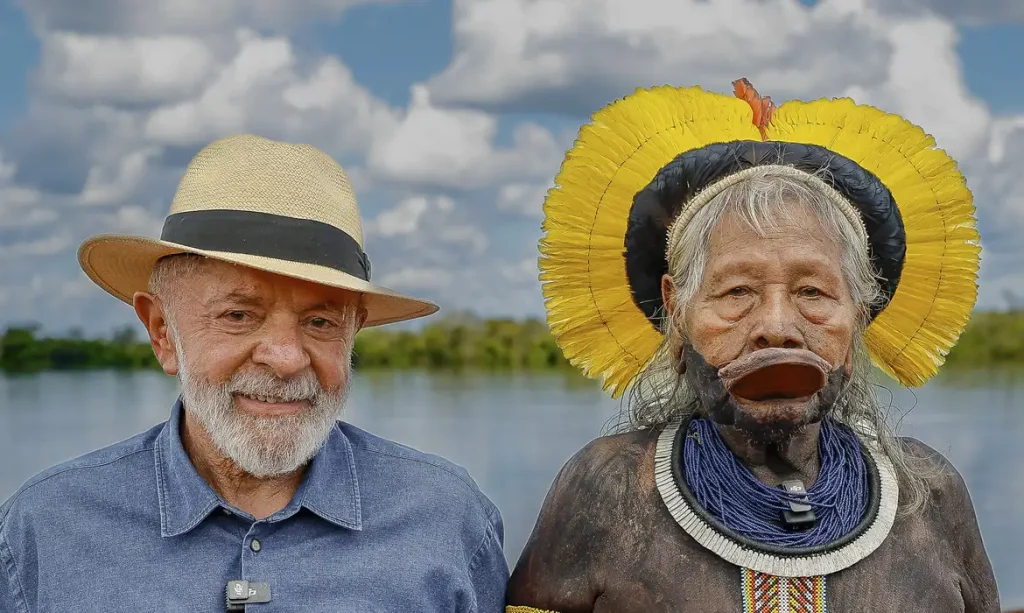 Presidente da República, Luiz Inácio Lula da Silva, durante cerimônia de homenagem ao Presidente da República e à Senhora Janja Lula da Silva pelo Cacique Raoni Metuktire e de condecoração do Cacique Raoni Metuktire com a Grã-Cruz da Ordem Nacional do Mérito pelo Presidente da República.
Aldeia Piaraçu, Terra Indígena Capoto/Jarina - MT

Foto: Ricardo Stuckert / PR