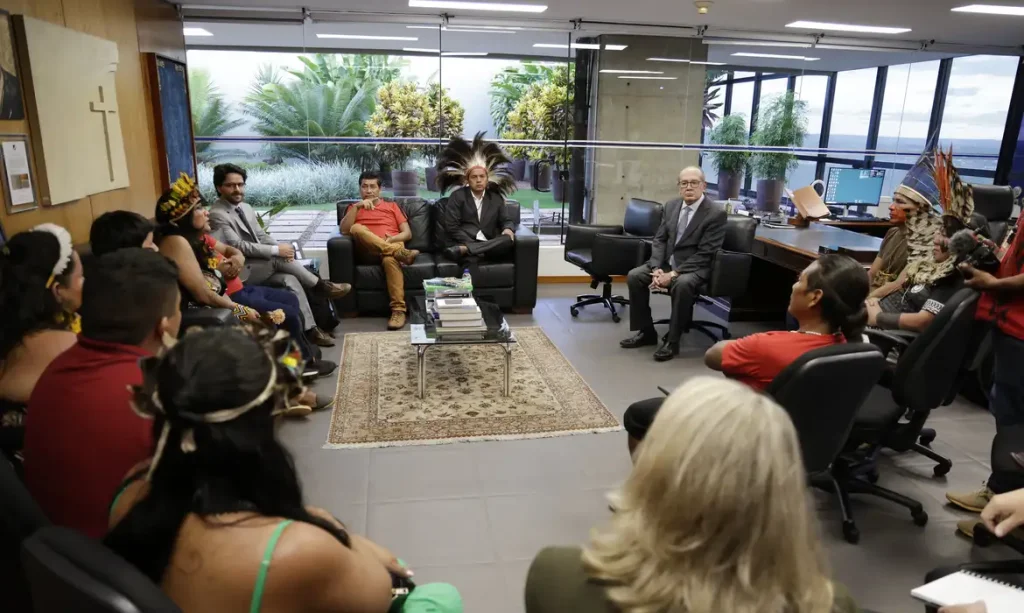 Gilmar Mendes recebe indígenas no STF